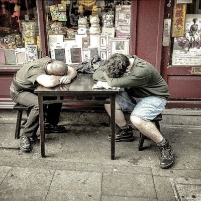 ZELADOR DORMINHOCO LEVA VANTAGEM PERANTE CONDOMÍNIO